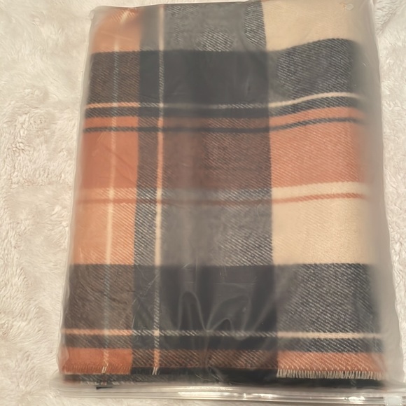 ⭐️Host Pick⭐️ Furtalk & Hatiis tartan plaid scarf NIB - Picture 7 of 7